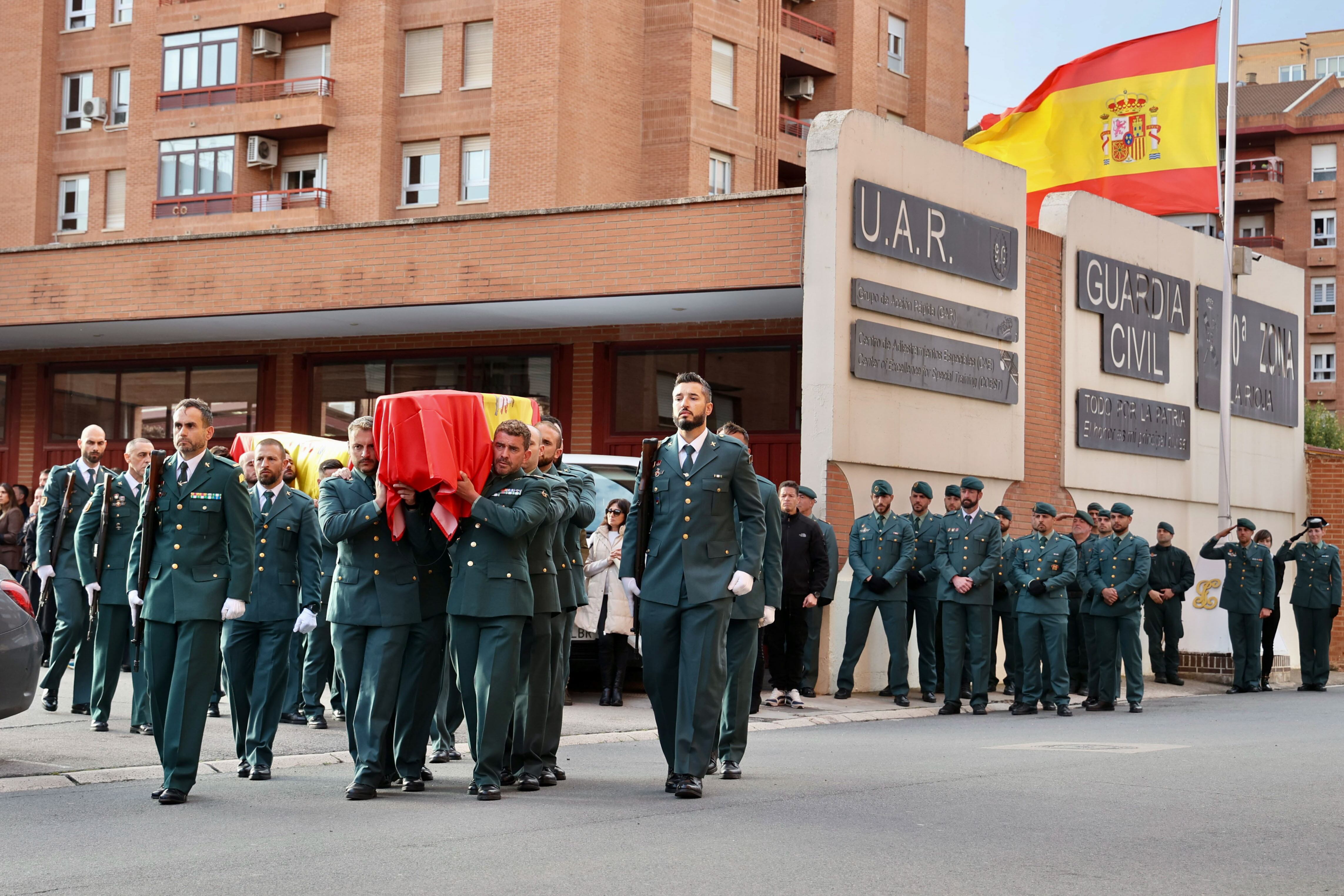 LOGROÑO, 20/03/2024.- Los féretros de los dos agentes del Grupo de Acción Rápida (GAR) de la Guardia Civil fallecidos tras ser arrollados por un camión en un control aleatorio en la AP-4, en Los Palacios (Sevilla), son porteados a la capilla ardiente este miércoles en la sede de la Unidad de Acción Rural (UAR) en Logroño. Los féretros del cabo primero Eneko Lira López, natural de Barakaldo (Vizcaya) y que cumplía este miércoles 37 años; y del guardia civil Juan Luis López, de 34, nacido en El Ejido (Almería), han llegado hacia las 16:00 horas a la sede de la Benemérita en Logroño. EFE/ Raquel Manzanares