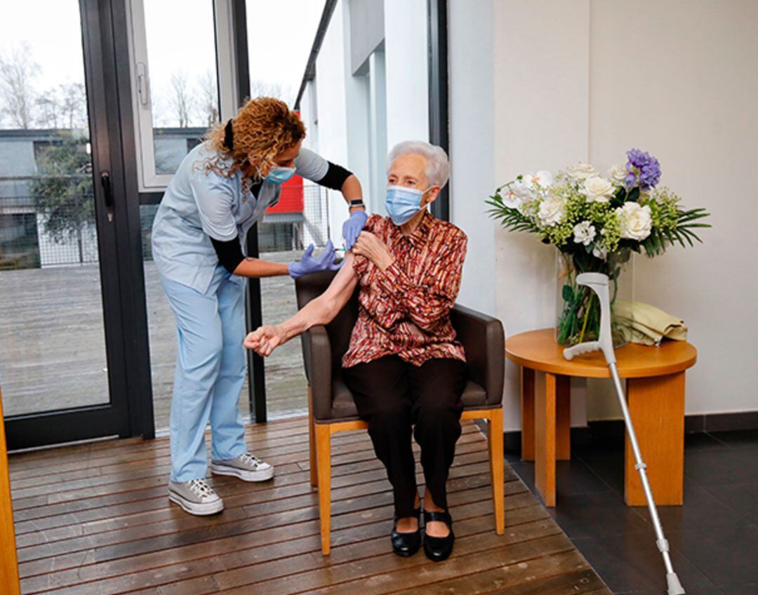 Bernardina Escudero, oiartzuarra de 87 años, recibiendo la segunda vacuna