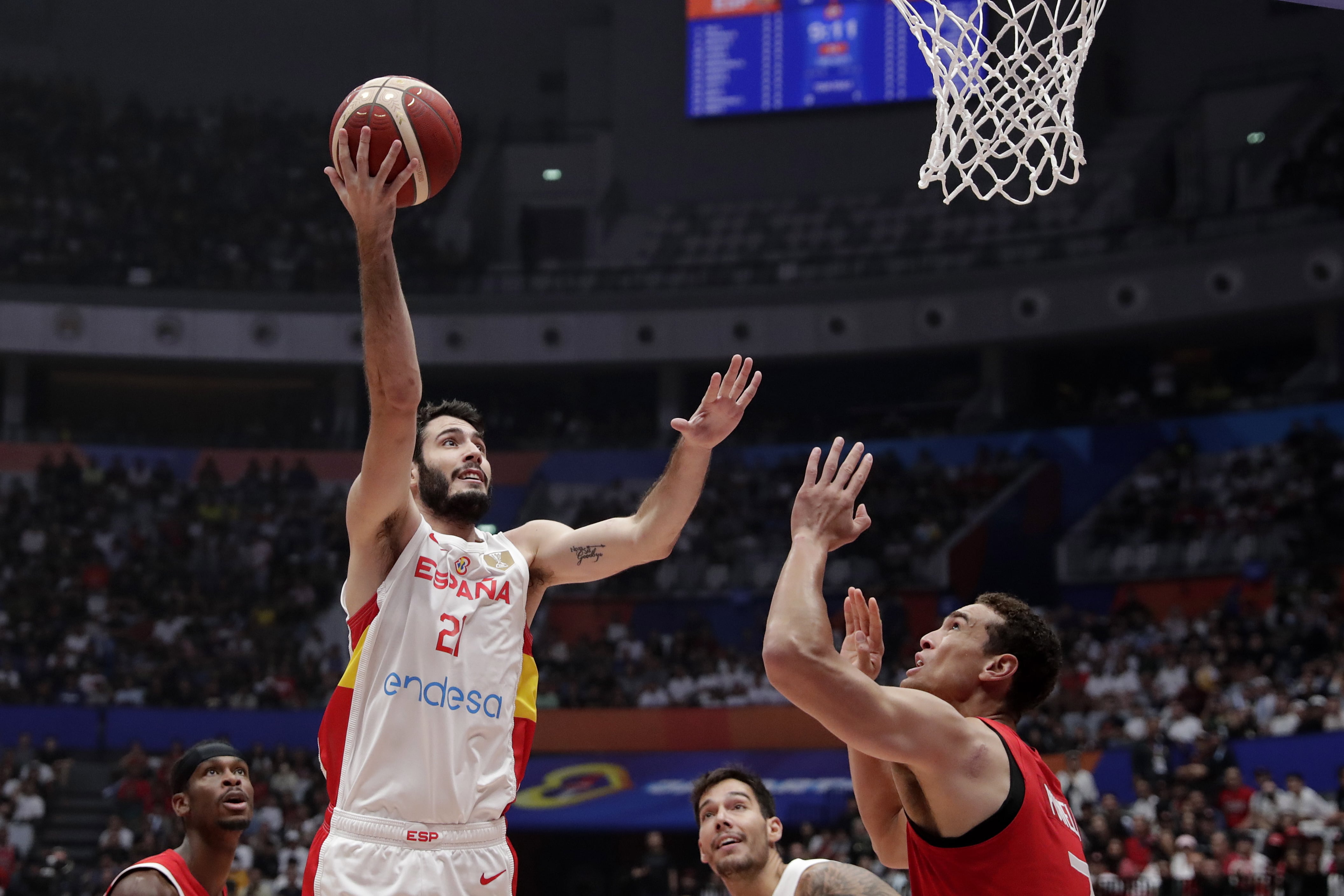 Jakarta (Indonesia), 03/09/2023.- Alex Abrines of Spain (L) in action against Dwight Powell of Canada (R) during the FIBA Basketball World Cup 2023 group stage second round match between Spain and Canada in Jakarta, Indonesia, 03 September 2023. (Baloncesto, España) EFE/EPA/ADI WEDA
