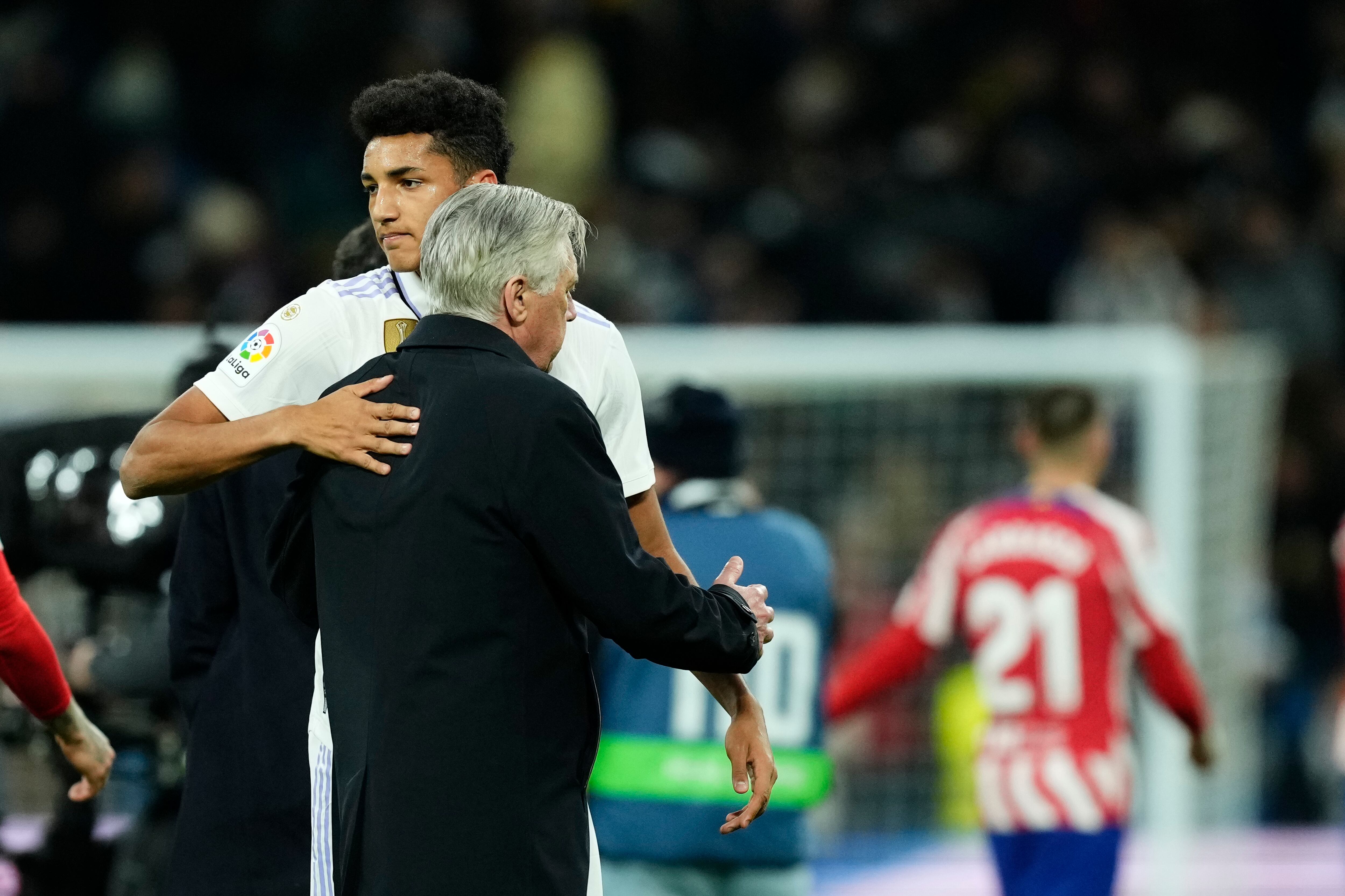 Álvaro Rodríguez y Ancelotti, abrazados tras el derbi en el Santiago Bernabéu.