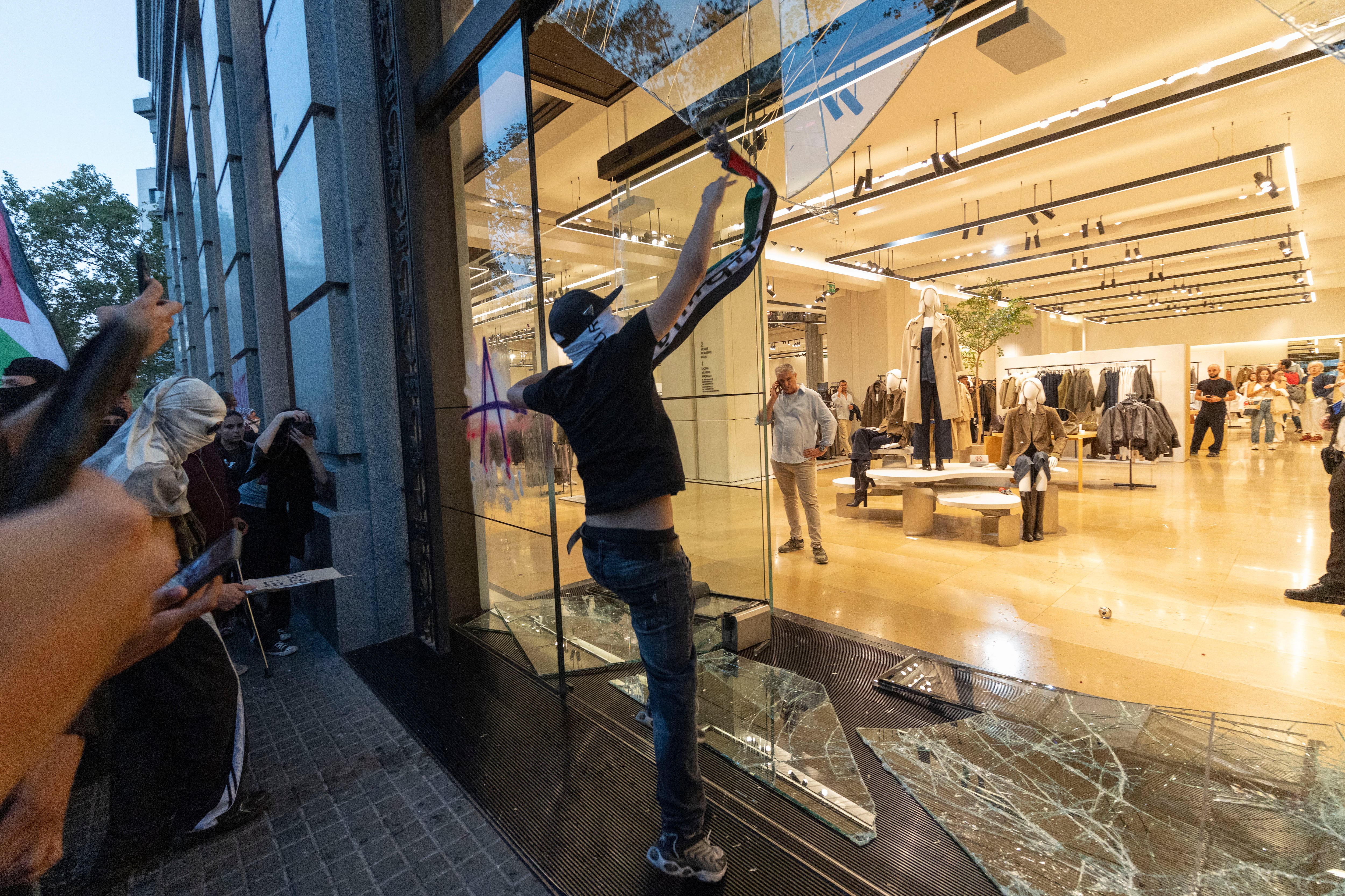 Incidentes tras la concentración en la que unas 70.000 personas se han manifestado este sábado por el centro de Barcelona para pedir el fin del genocidio israelí en Gaza y mostrar su rechazo por el asalto a la Global Sumud Flotilla.