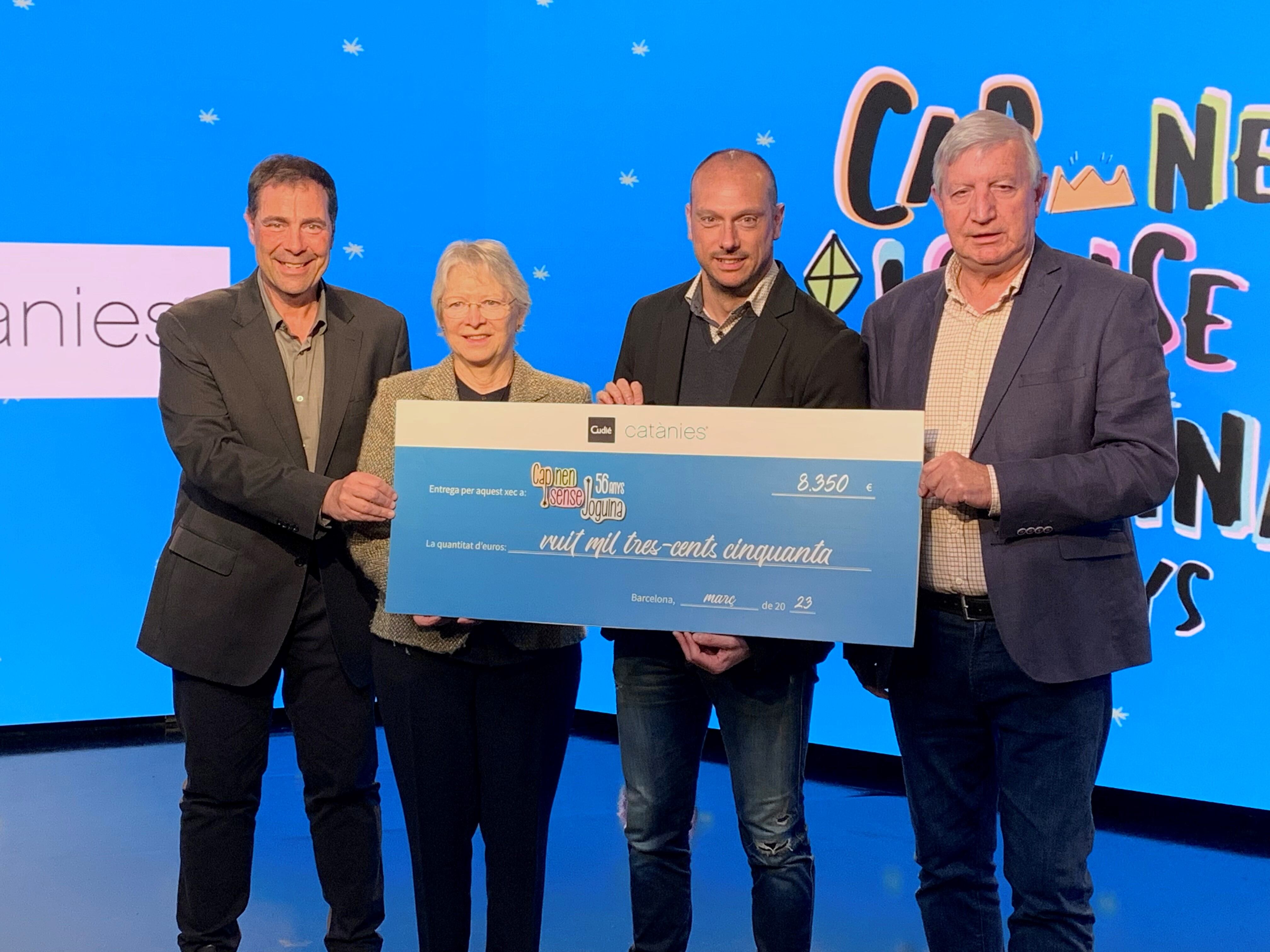 Catànies Cudié fa entraga del xec amb la quantitat recaptada pel Cap nen sense joguina