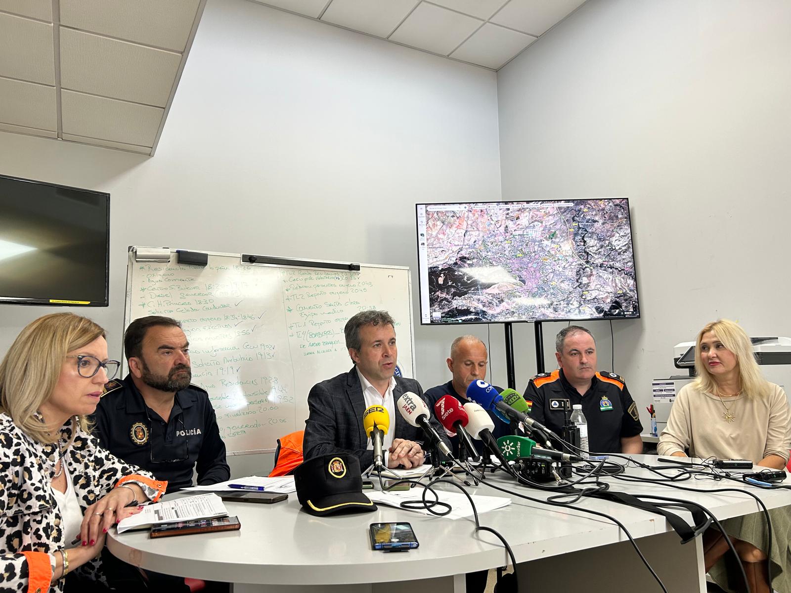 El alcalde de Jaén, Julio Millán (tercero por la izqda), acompañado de miembros del equipo de gobierno y responsables de Policía Local, Bomberos y Protección Civil.