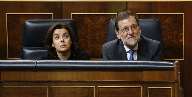 El presidente del Gobierno, Mariano Rajoy (d), y la vicepresidenta, Soraya Sáenz de Santamaría (i), durante el pleno celebrado hace unos días en el Congreso de los Diputados.