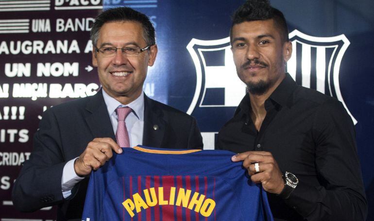 Paulinho posa junto a Bartomeu con su nueva camiseta