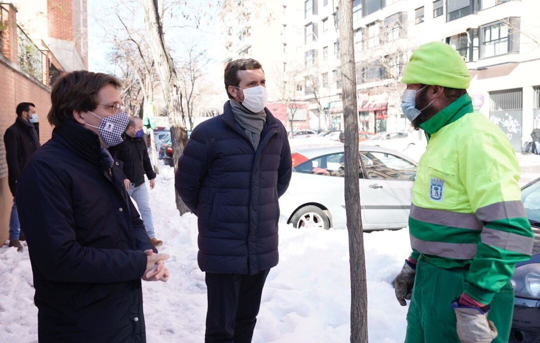 Pablo Casado visita la Empresa Municipal de Transportes de Madrid junto al alcalde de Madrid, José Luis Martínez-Almeida. 