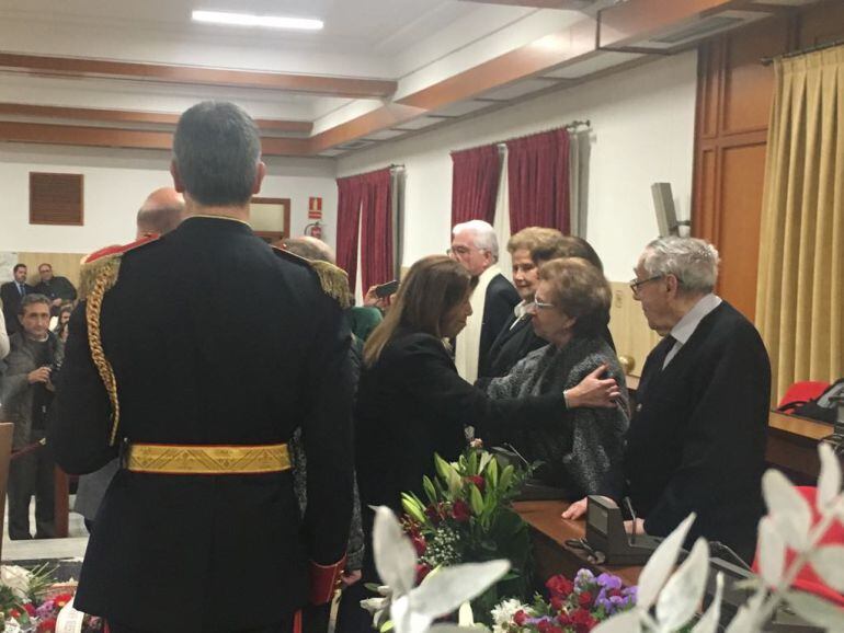 Susana Díaz saluda a la famila de Pablo García Baena en su capilla ardiente