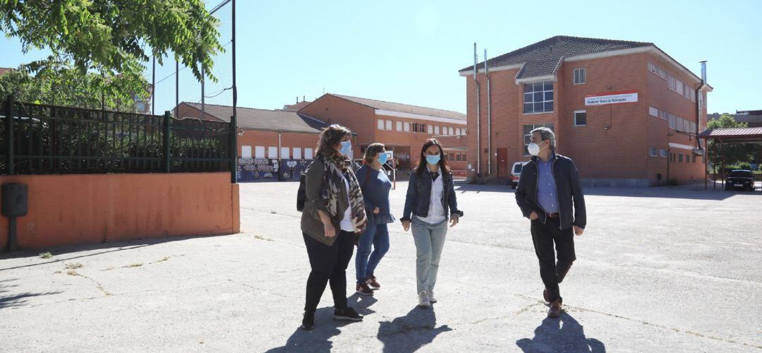 La alcaldesa de Getafe (c) durante una visita al colegio Gabriel García Márquez de la localidad