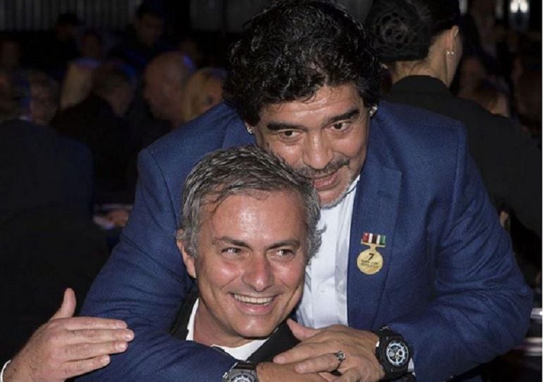 José Mourinho es abrazado por Diego Armando Maradona en un evento