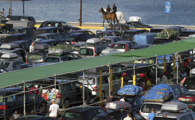 Imagen del puerto de Algeciras el sábado en el que los coches cruzan con destino a la otra orilla en la denominada Operación Paso del estrecho