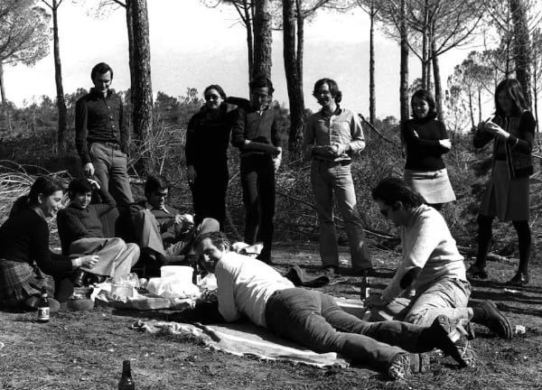 Histórica foto de la tortilla, de 1974, en Pinares de Isla Mayor, en la que aparece Luis Yáñez, Carmen Hermosín y Ana María Ruiz Tagle, junto a Felipe González, Alfonso Guerra o Carmen Romero/ Pablo Juliá