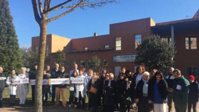Protesta ante el centro de salud de Las Torres en Gamonal