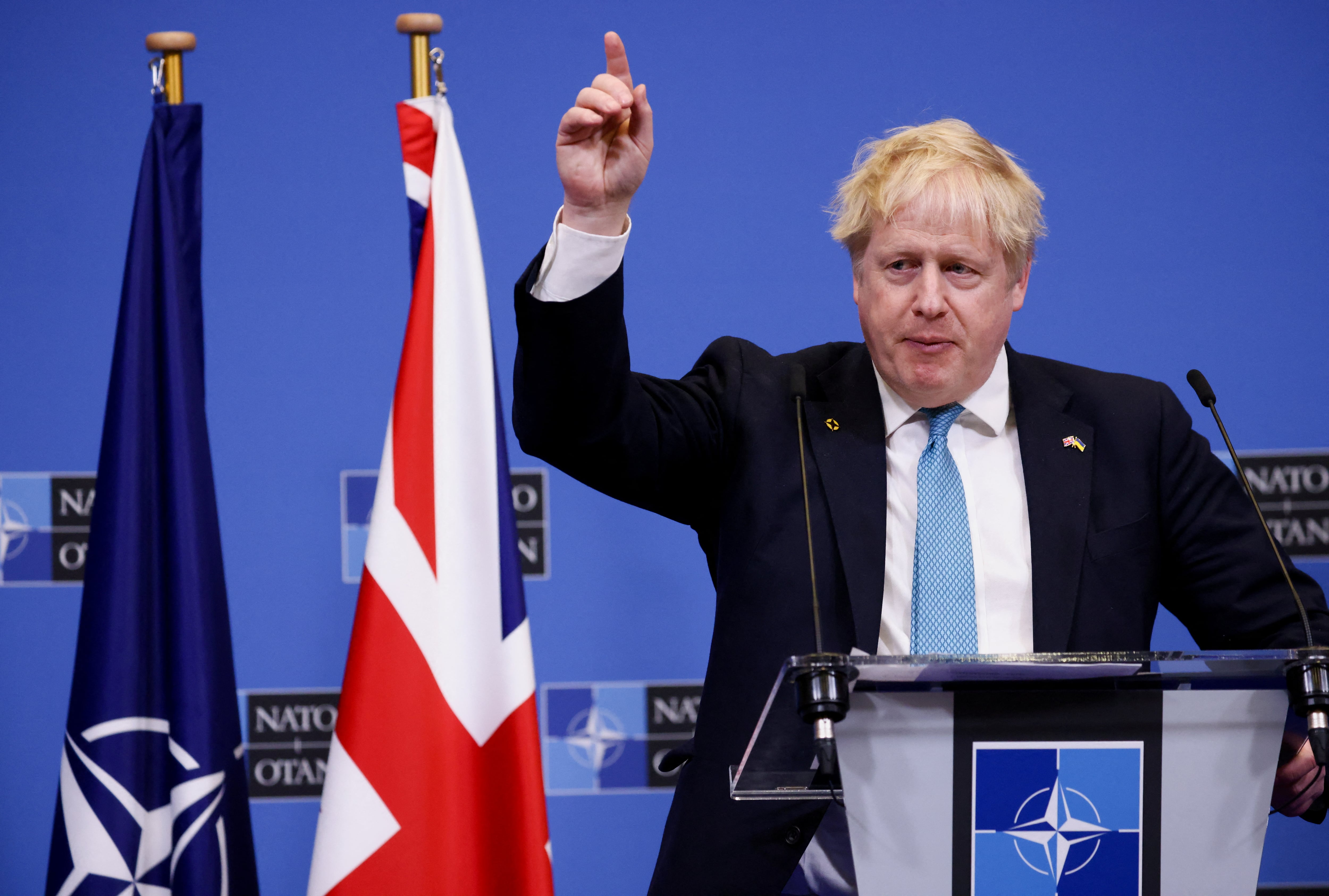 El primer ministro británico, Boris Johnson, en una rueda de prensa tras la cumbre extraordinaria de la OTAN sobre la invasión rusa de Ucrania en Bruselas.