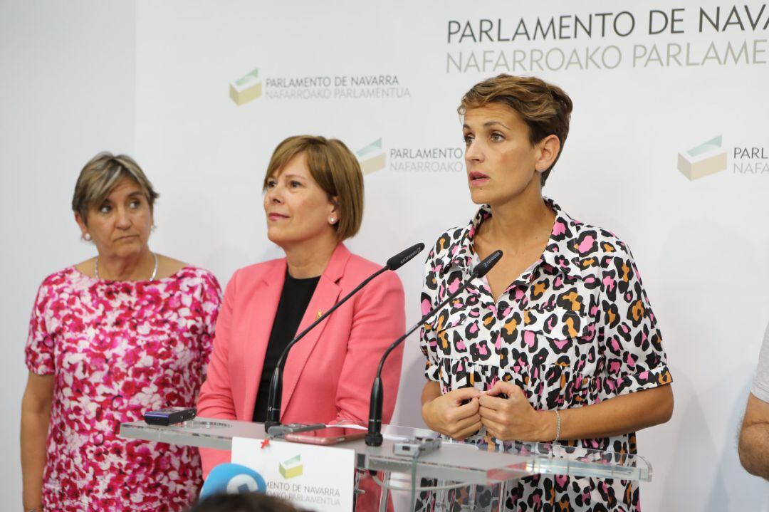 La secretaria general de PSN, María Chivite, junto a Marisa de Simón y Uxue Barkos