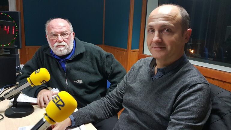 Javier Puente y Luis Marina, contertulios de la Ventana, en el estudio de Radio Santander  