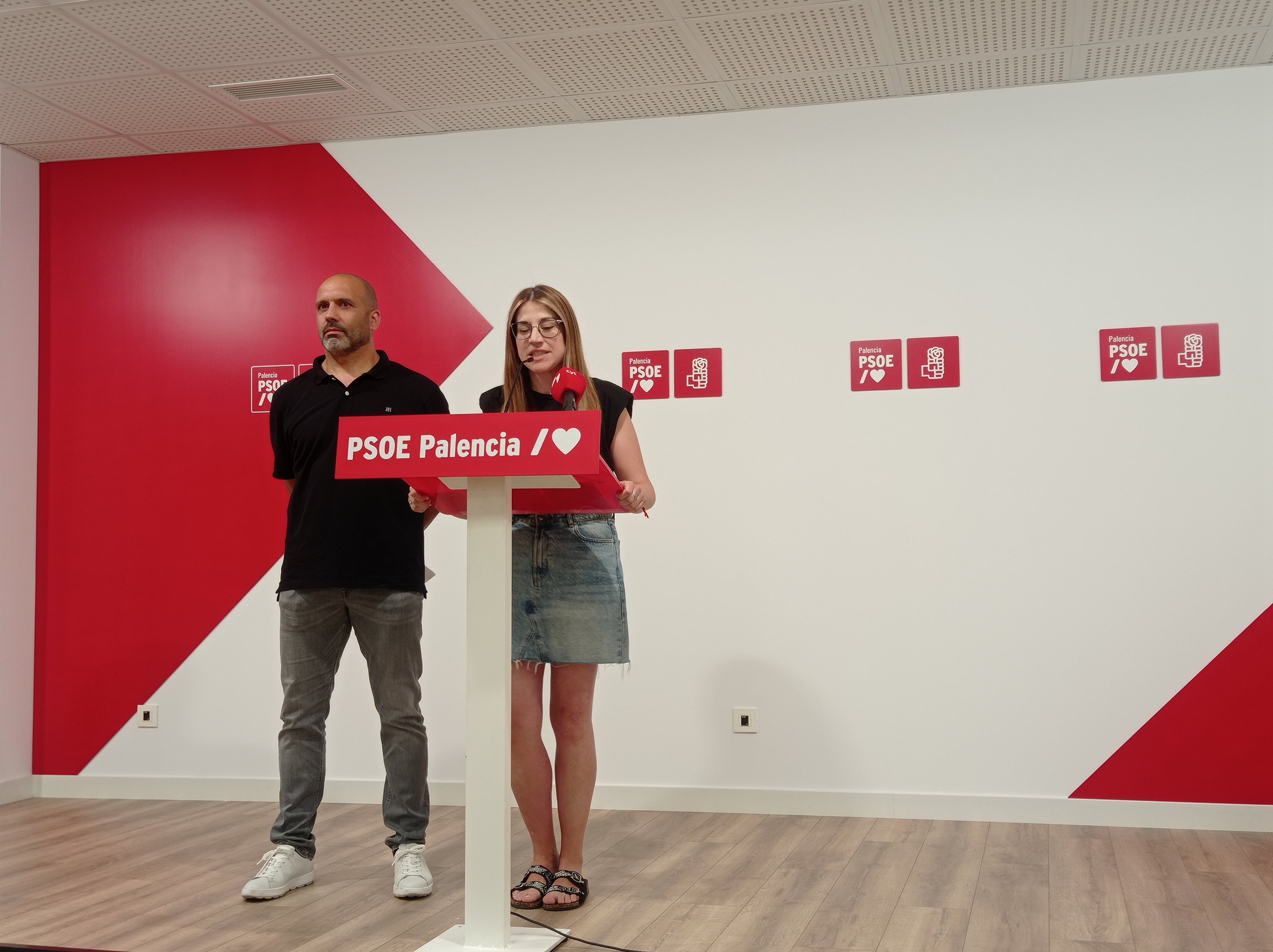 Gorka López y Cristina Párbole del PSOE de Aguilar de Campoo