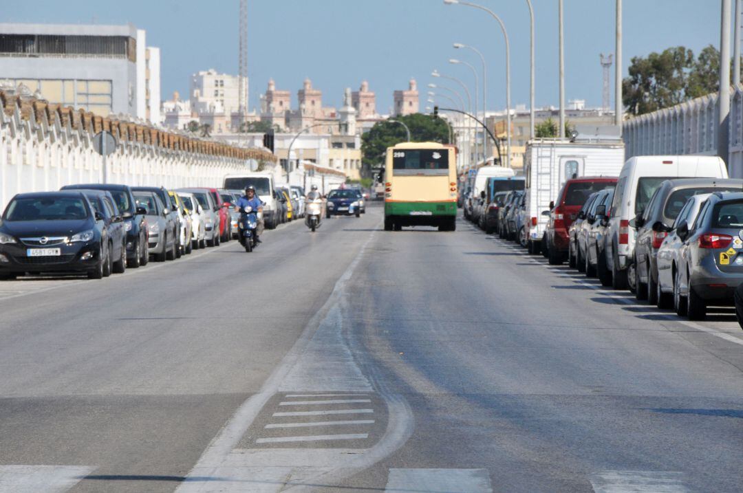 Autobús de la flota de Tranvías en Cádiz por la avenida de Astilleros