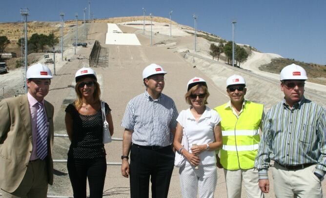 Imagen de archivo. Ramiro Ruiz Medrano, presidente de la Diputación en 2007, acompañado del vicepresidente, Alfonso Centeno, y otros políticos visita las obras de Meseta Ski en 2007