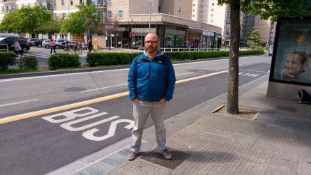 Armando Cuenca en el punto del accidente. Al fondo, el seto que los vecinos atraviesan para cruzar