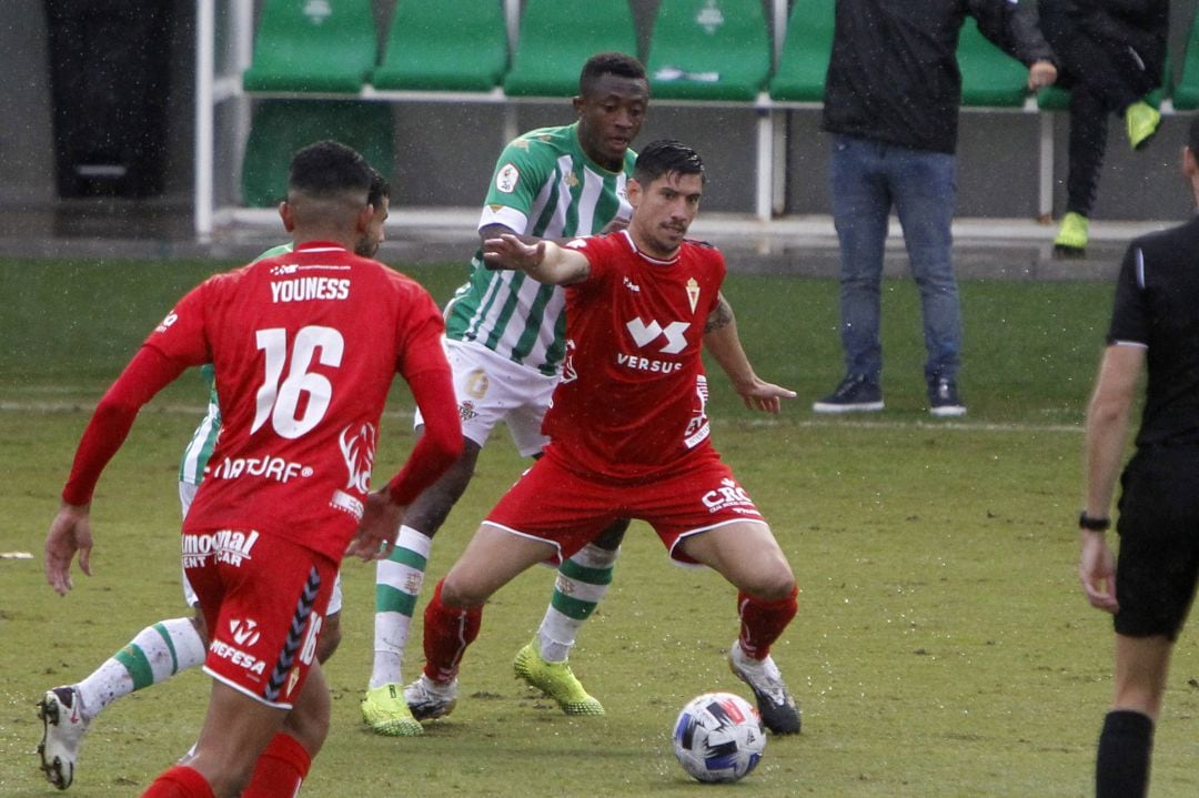 Yeray pelea un balón en el partido ante el Betis Deportivo