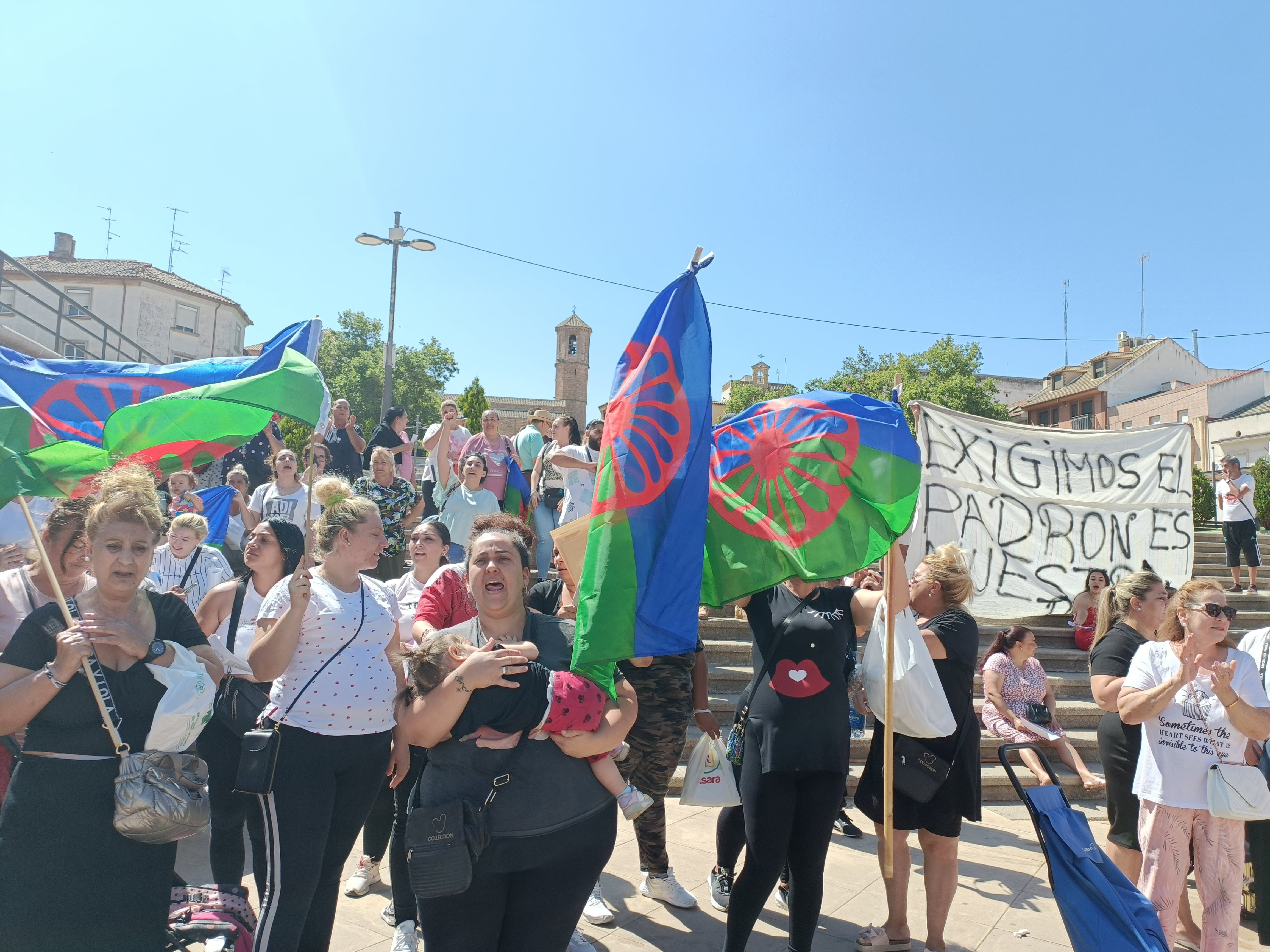 Concentración por el empadronamiento en Linares.