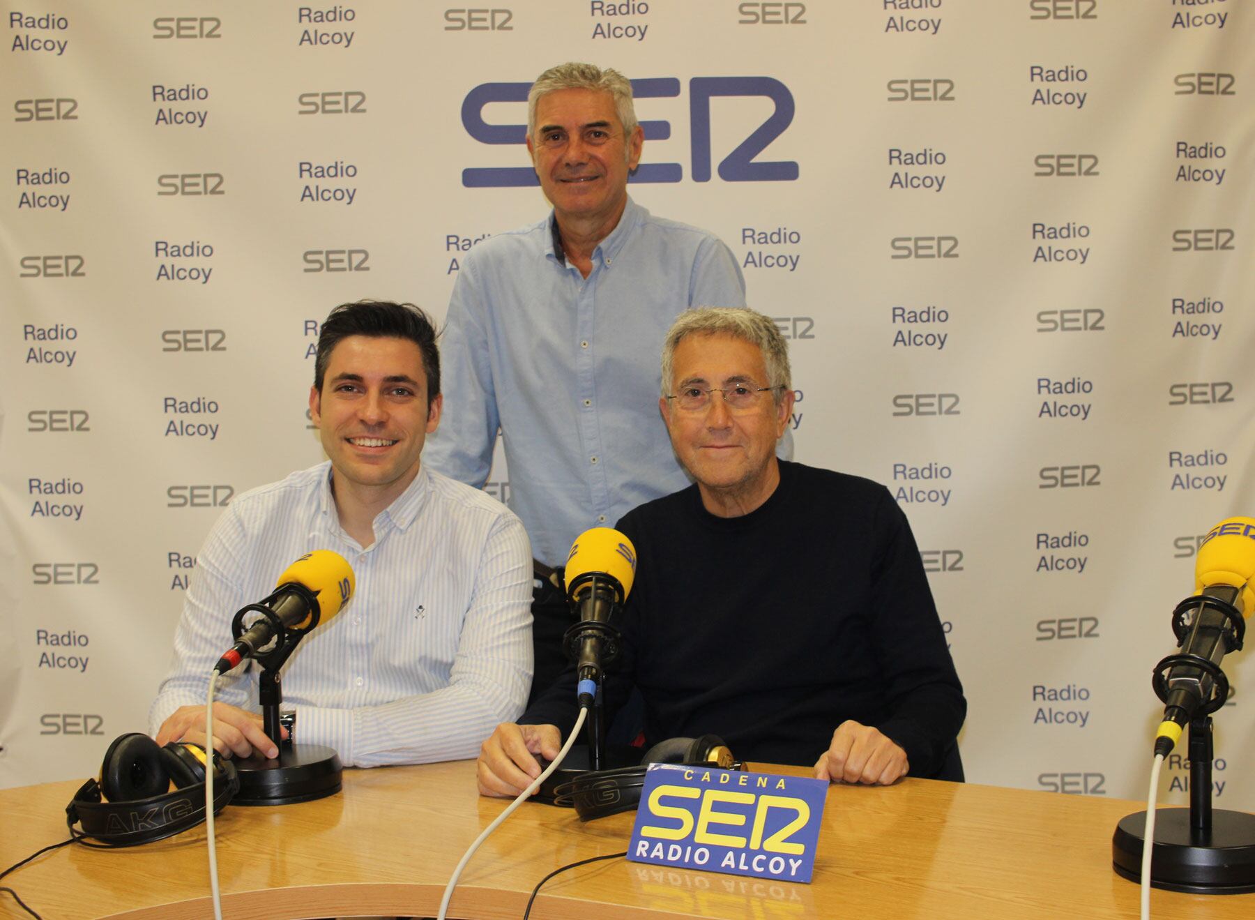 Nando Moncho, Pep Jordá i el capità Javi Ferrándiz, en l'estudi central de Radio Alcoy