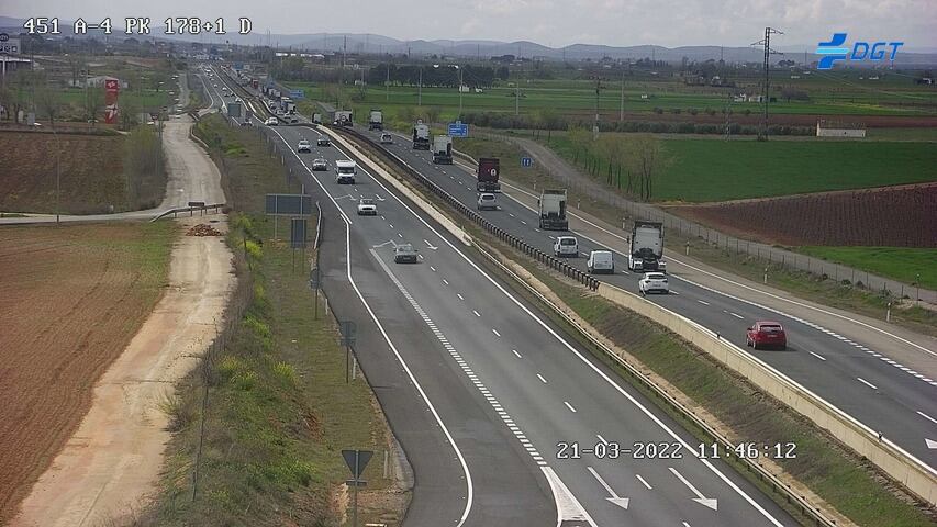 Imagen de algunos de los camiones transitando por la Autovía A-4, desde las cámaras de la DGT