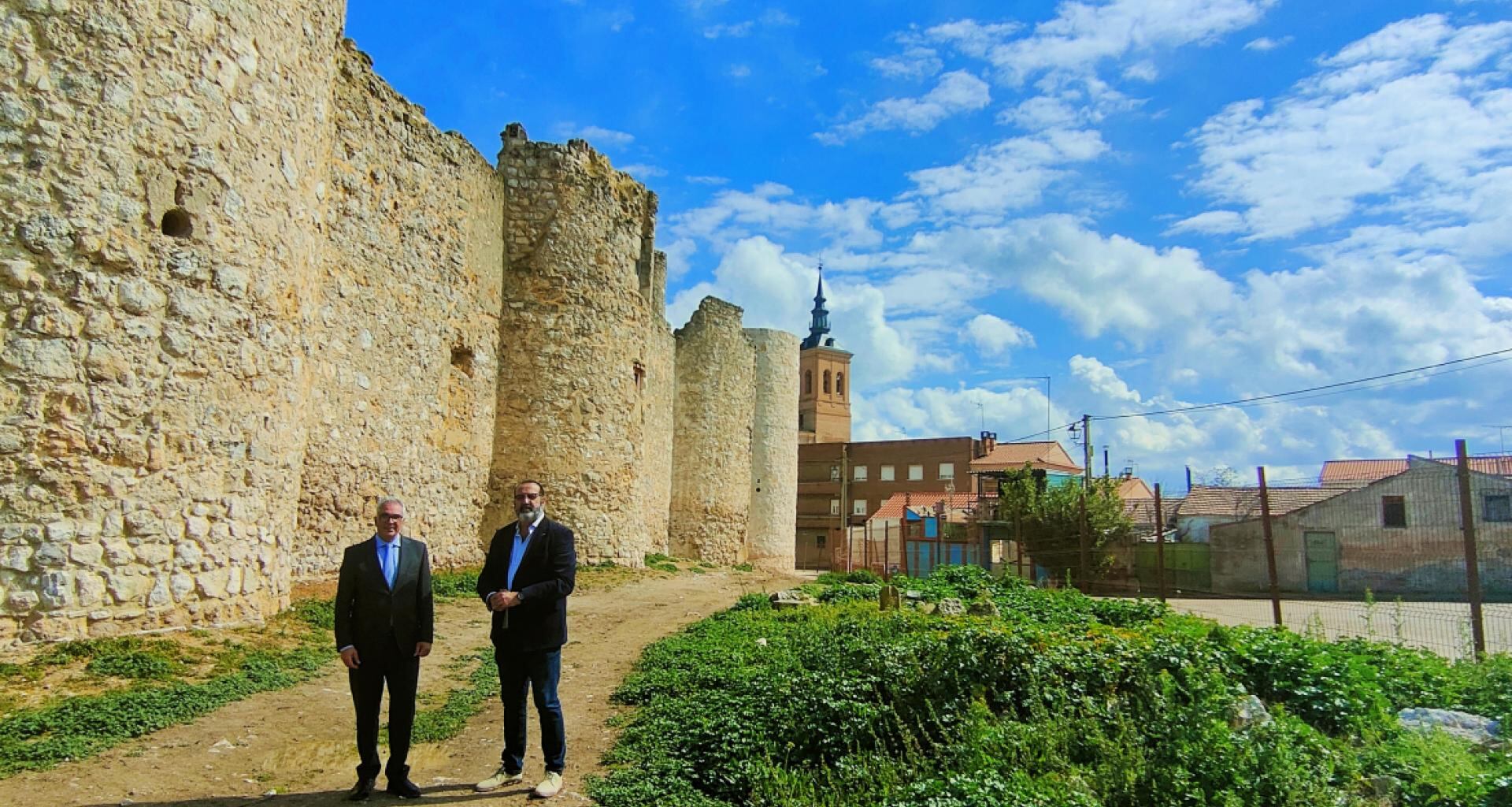 El consejero de Administración, Carlos Izquierdo, y el alcalde de Torrejón de Velasco, Esteban Bravo