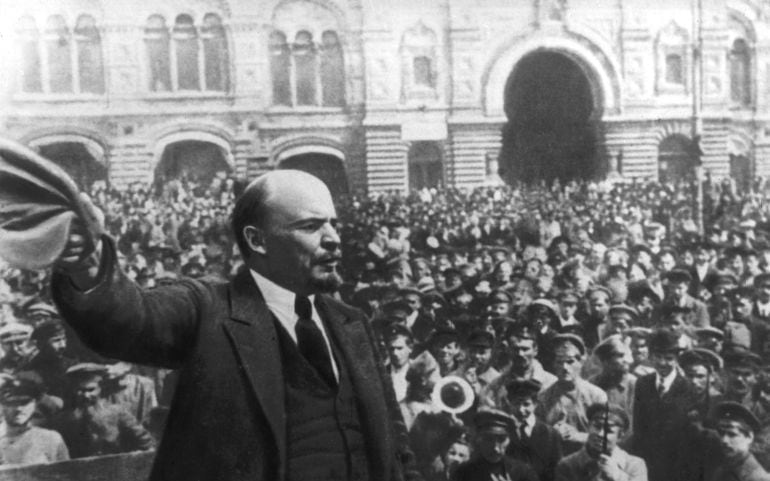 Lenin arengando a las masas en la Plaza Roja de Moscú tras asaltar el Palacio de Invierno, en octubre o noviembre (dependiendo del calendario) de 1917