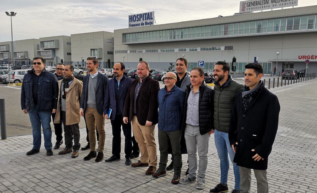 Representantes del PP en el hospital de Gandia 