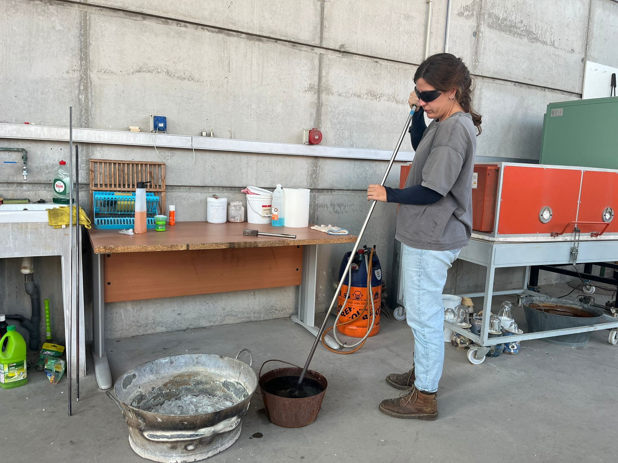 El Museo del Vidrio acoge un curso con jóvenes creadores de la Región para mantener viva una técnica única que exige precisión, paciencia y pasión