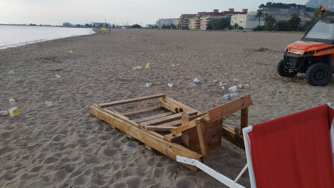Silla de proximidad del servicio de vigilancia de playas de Cruz Roja tirada sobre la arena.