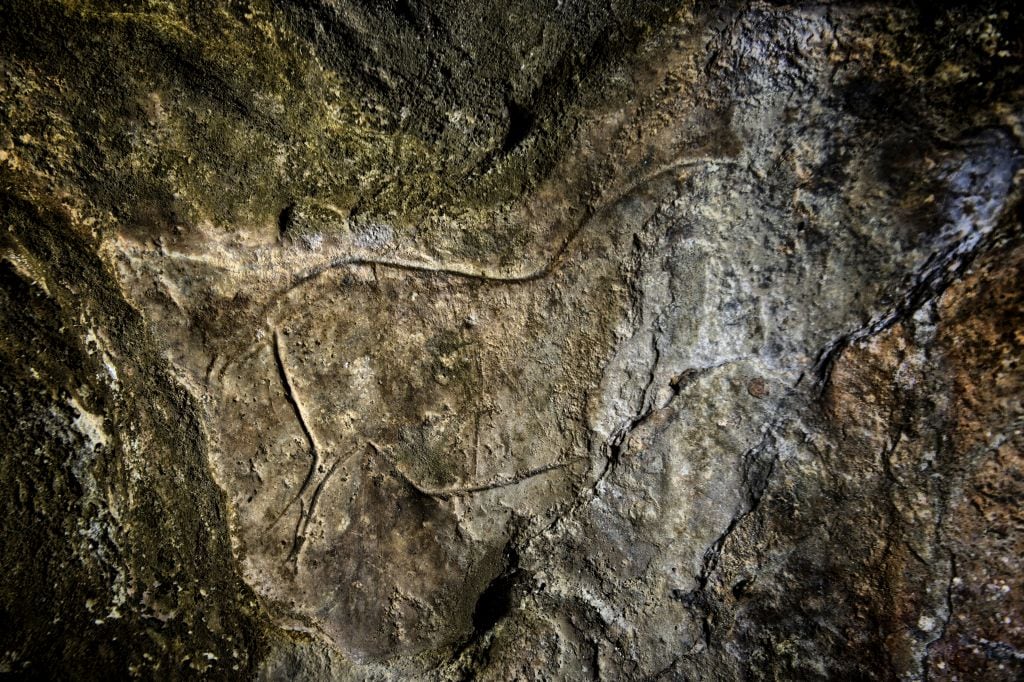 Grabado de la cueva de Hornos de la Peña.