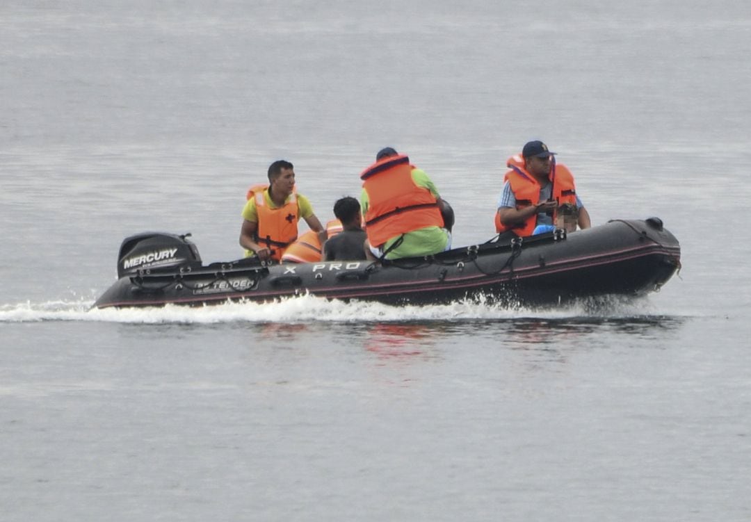 Una lancha de la Gendarmería Real marroquí lleva de vuelta a un grupo de menores que viajaba a la frontera española en una embarcación de juguete, a 15 de agosto de 2021, en Ceuta (España).