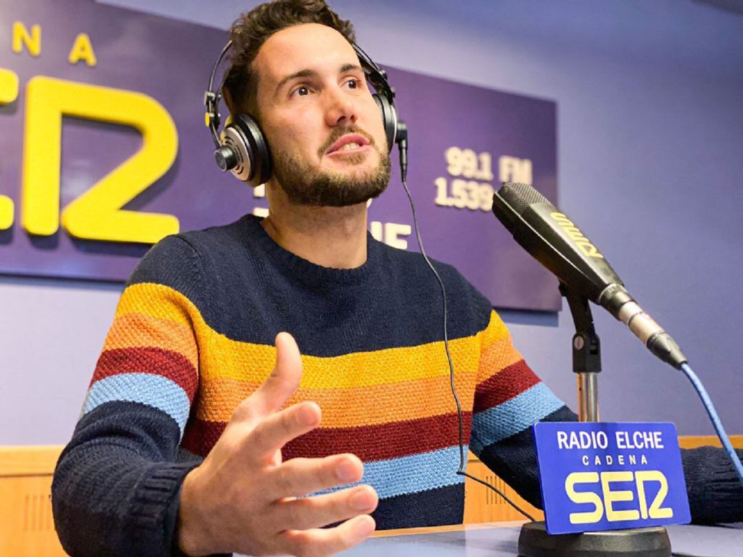 Raúl Martínez en los estudios de Radio Elche Cadena SER