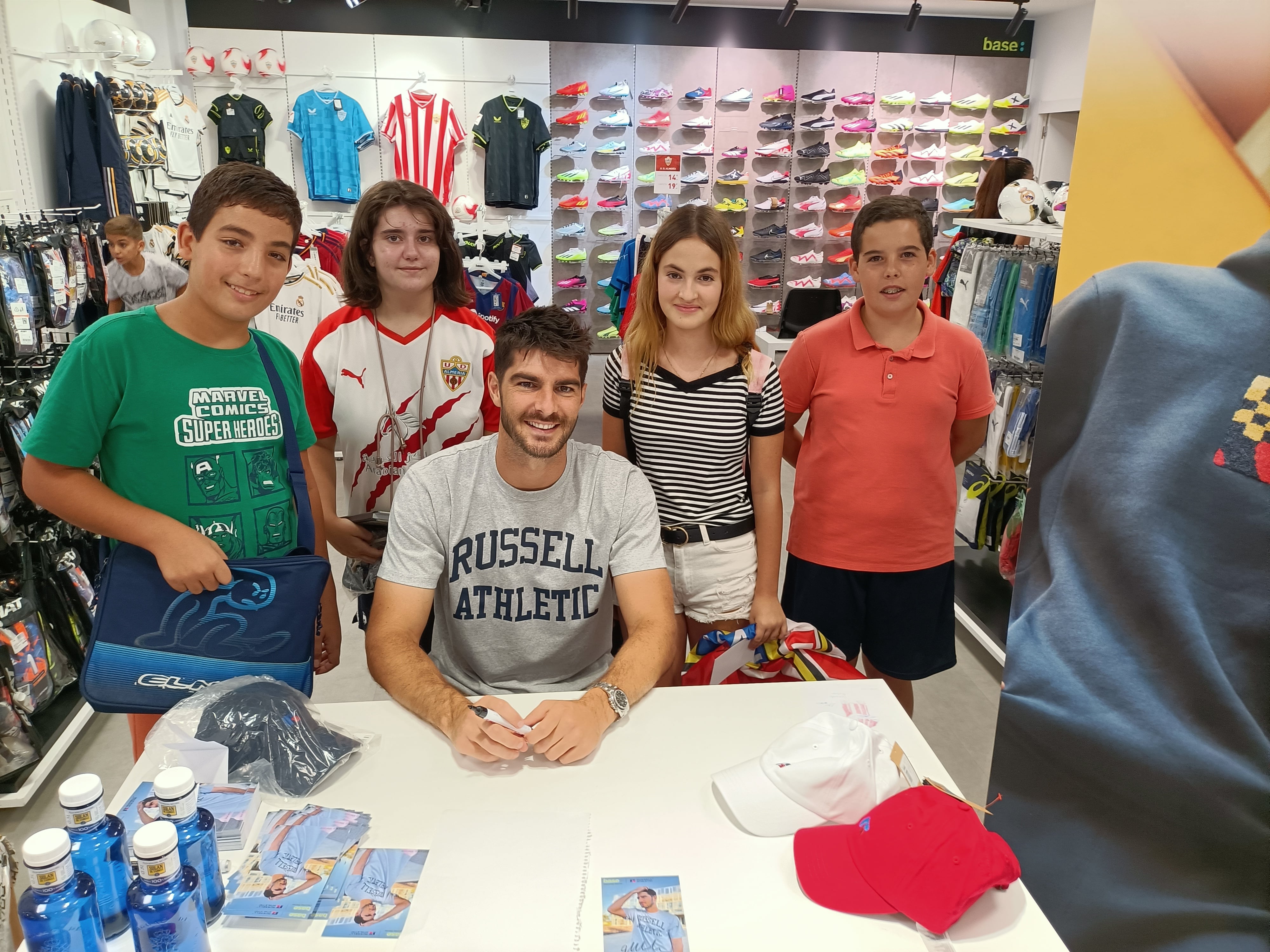 Los más jóvenes se acercaron para conocer al futbolista del Almería.