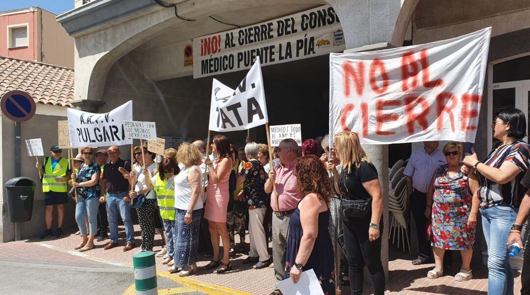 Los vecinos de Virgen de las Huertas, Tiata y Pulgara durante la concentración de este mediodía