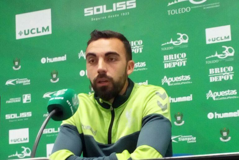 El capitán del Toledo en la sala de prensa del Salto del Caballo