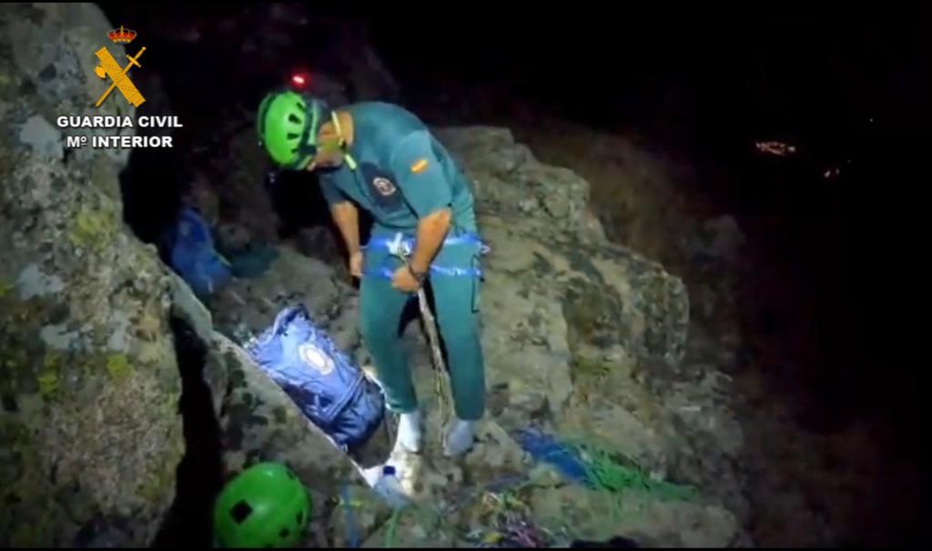 Momento en el que los agentes del GREIM se preparan para subir a por los dos montañeros