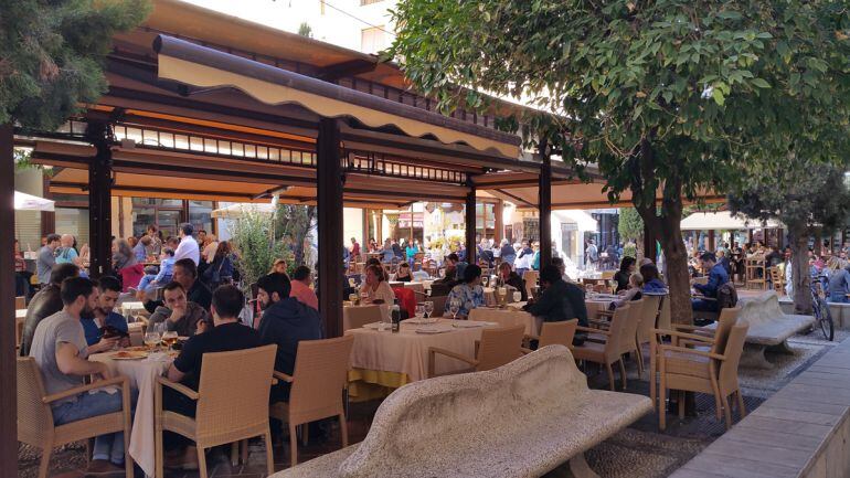 Turistas en una terraza de la Plaza de la Pescadería de Granada el 9 de noviembre de 2015