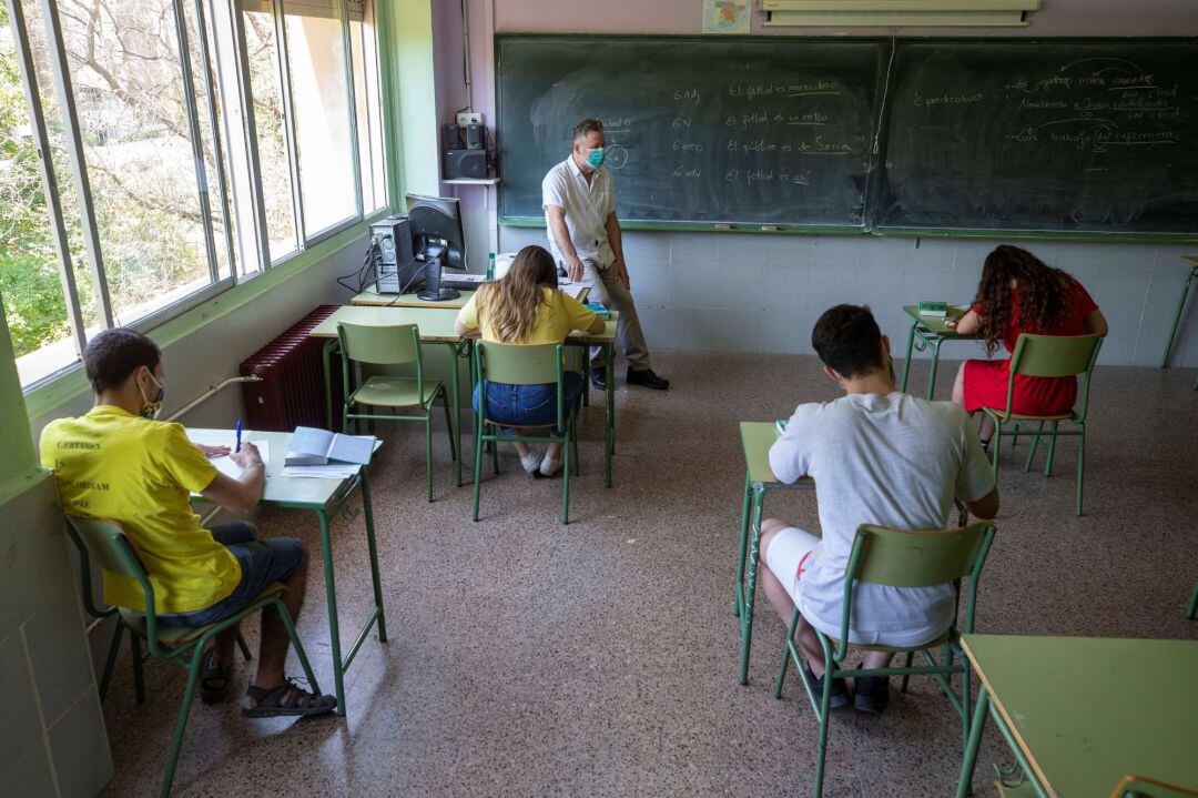 Cuatro alumnos de segundo de bachillerato durante un examen de griego preparatorio para la EBAU, este jueves en el I.E.S Infante Juan Manuel de Murcia