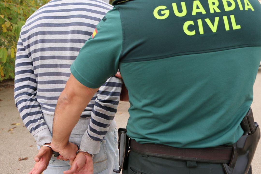 Un agente de la Guardia Civil en el momento de una detención.