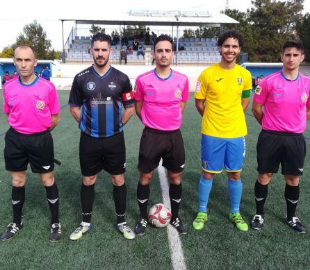 Capitanes con el trío arbitral