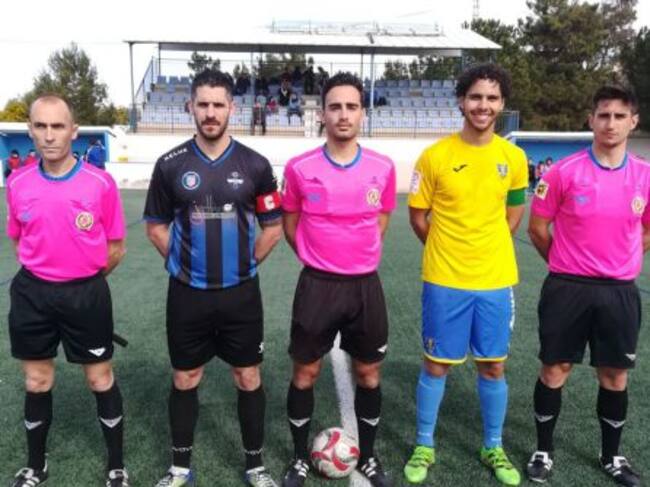 Capitanes con el trío arbitral