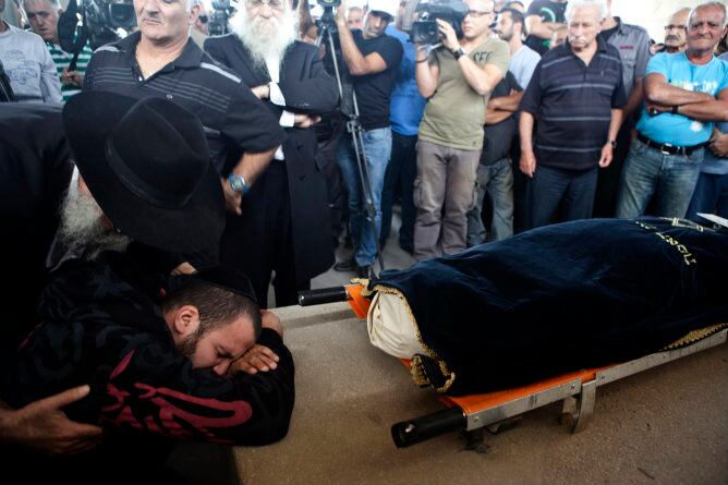 Un palestino sostiene una bandera palestina con el lema "Me encanta Palestina" durante una protesta de unos 100 palestinos fuera de Brandenburgo, en Berlín.