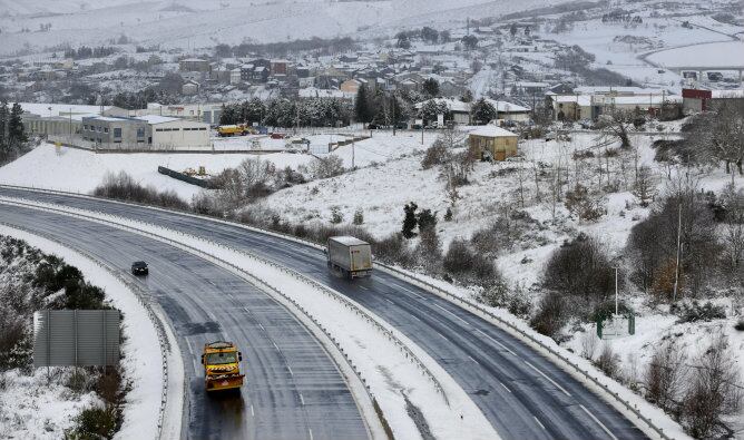 La autovía A-52 a su paso por el munipio de A Gudiña (Ourense) el lunes, una jornada de intensa nevada