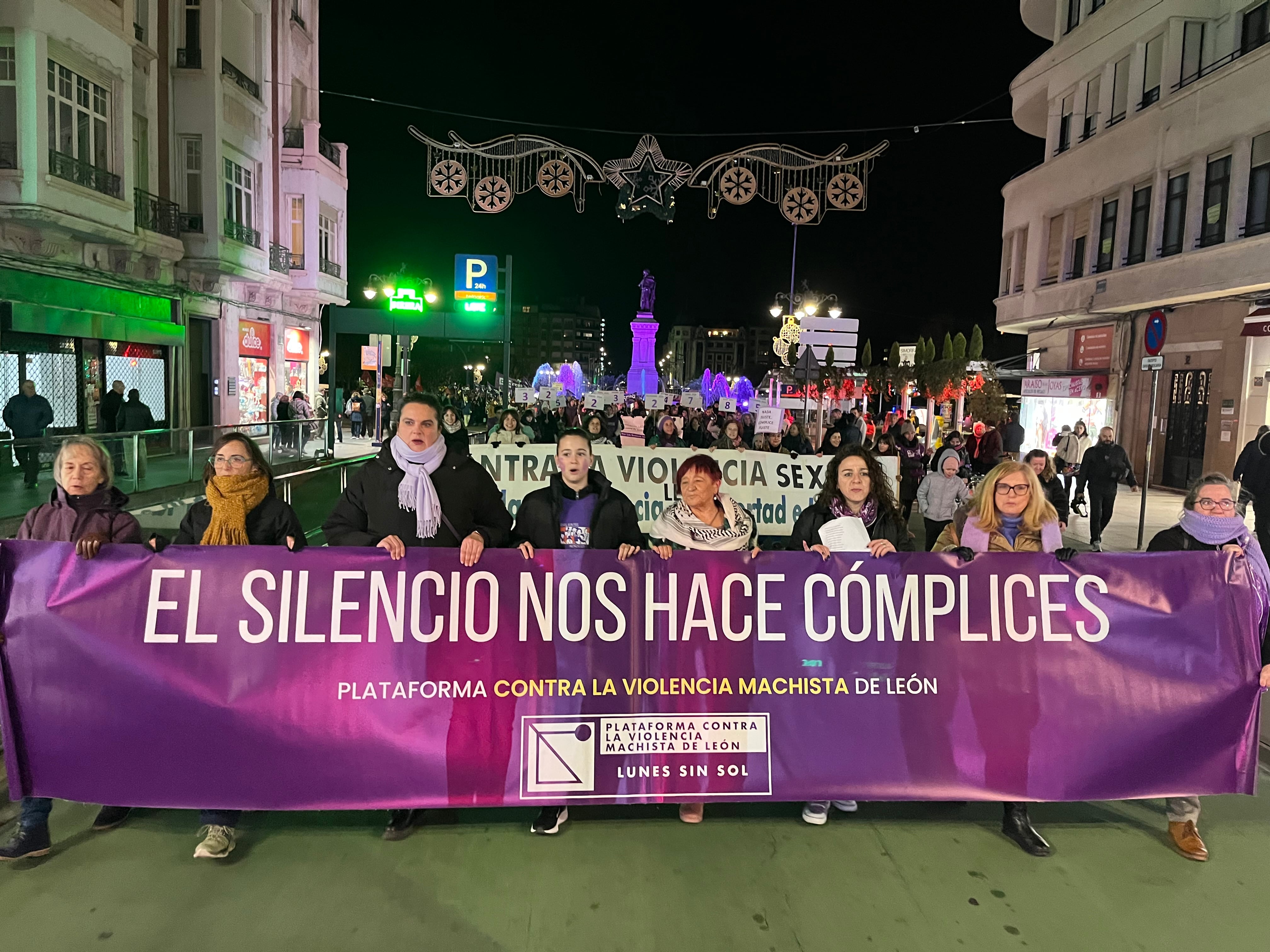 Cabecera de la manifestación del 25N en León