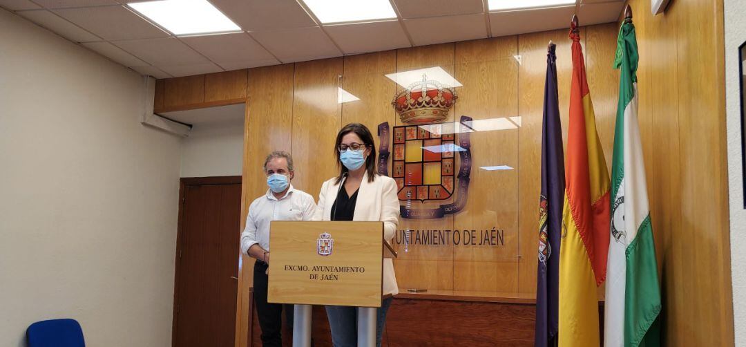 El concejal de Servicios Públicos, Francisco Lechuga y la concejala de Presidencia, África Colomo en su comparecencia ante los medios.