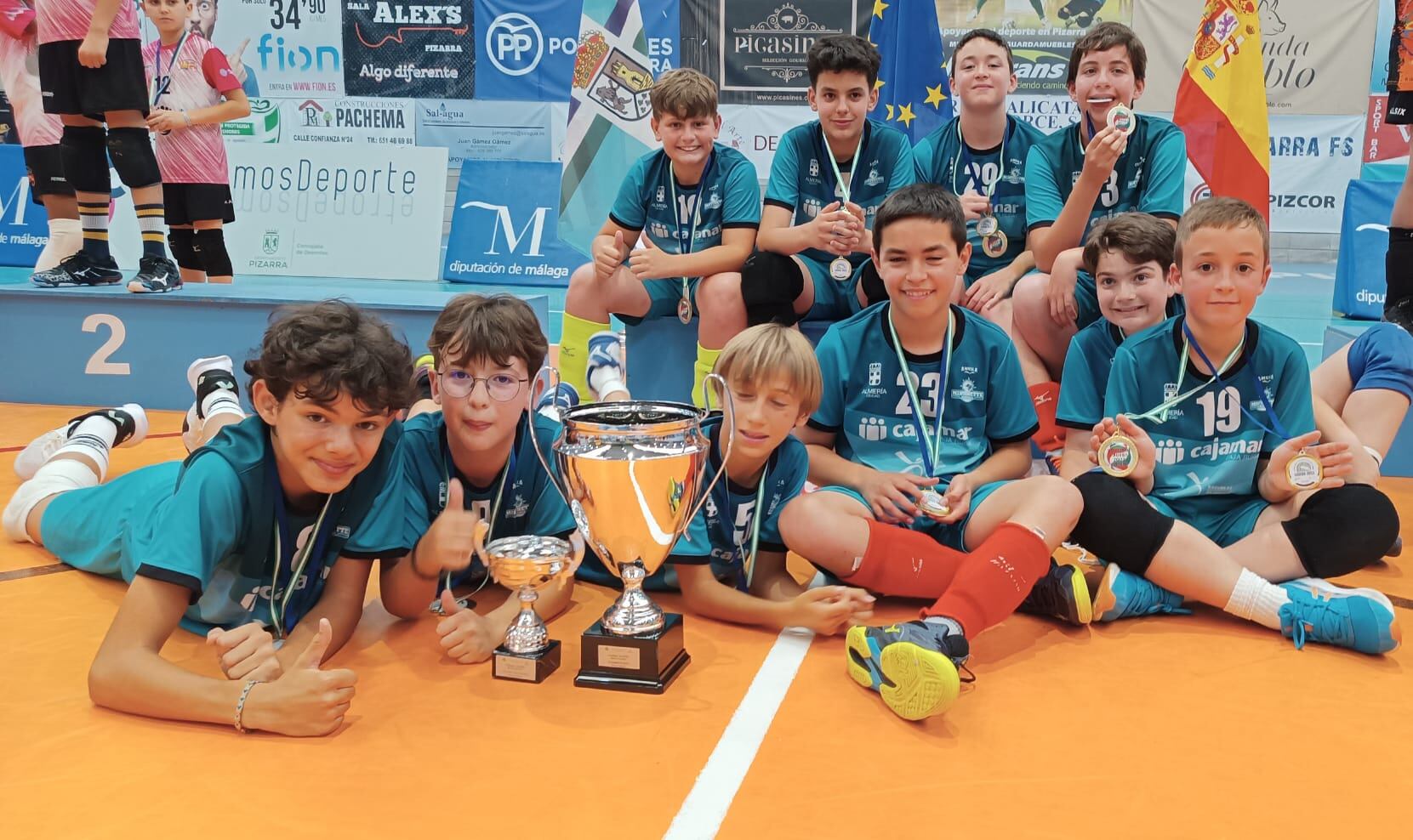 El equipo alevín celebrando la medalla de oro de Andalucía.