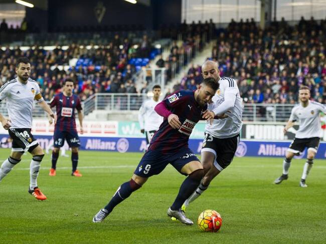 Aymen Abdennour intenta quitar la pelota a Sergi Enrich